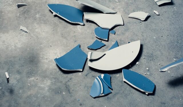 Nearly 300 physicians die by suicide annually. This post discusses physician suicide and risk factors, and may be triggering.